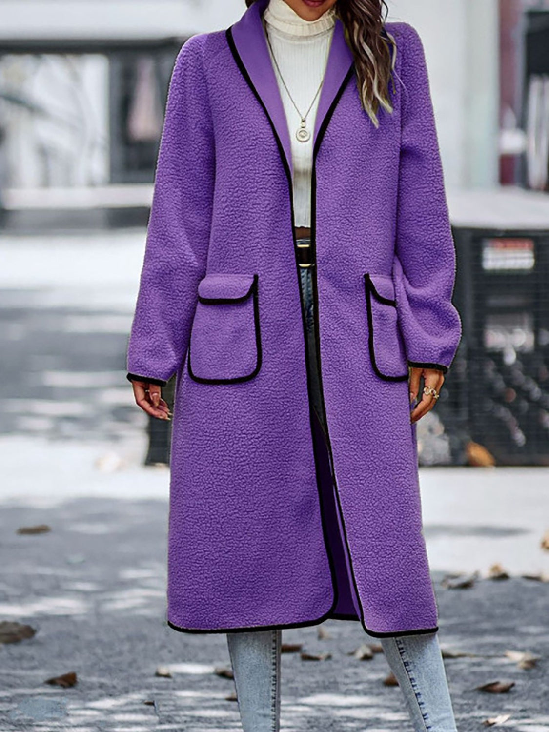 Cappotto a maniche lunghe con finiture a contrasto a grandezza naturale con tasche